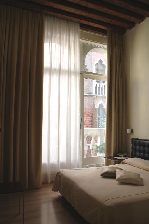 Двухместный (Двухместный номер Делюкс с 1 кроватью или 2 отдельными кроватями и балконом) отеля Albergo al Tiepolo, Венеция