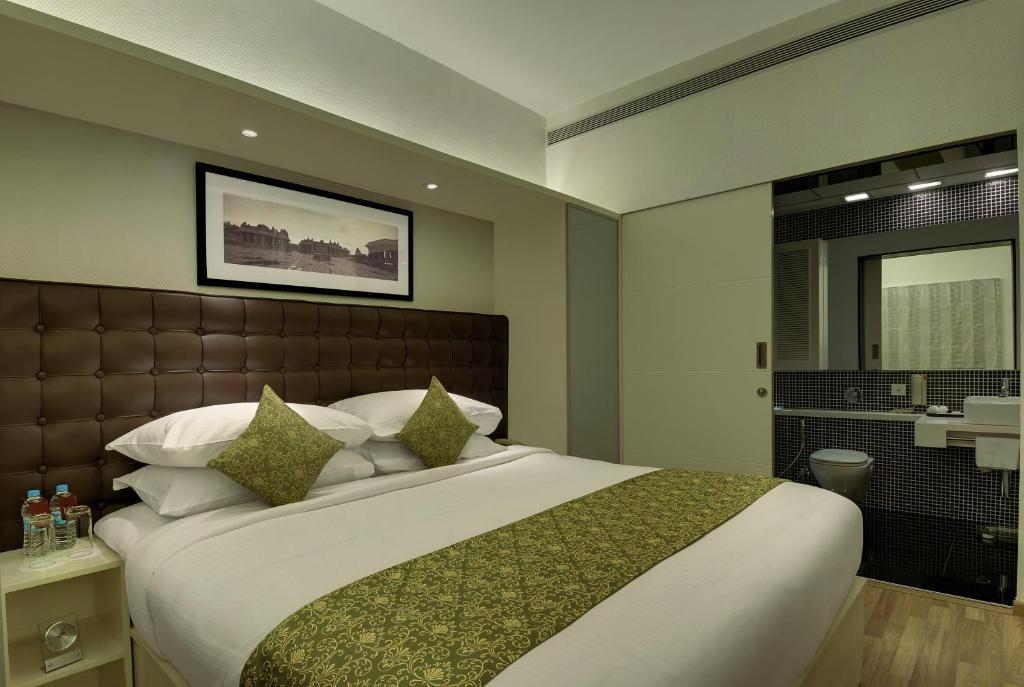 Сьюит (One-Bedroom Suite with Balcony and Kitchenette) отеля Grand Mercure Bangalore - an AccorHotels Brand, Бангалор