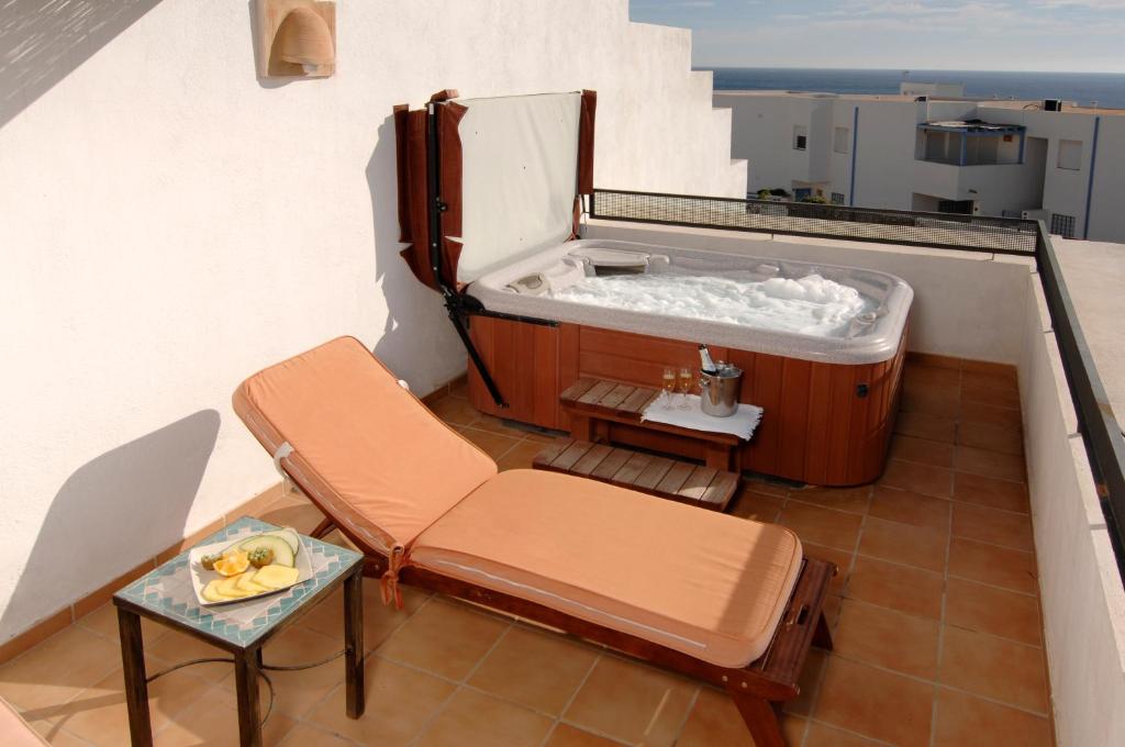 Двухместный (Двухместный номер Делюкс с 1 кроватью и балконом, вид на море) отеля Cala Chica Cabo de Gata, Вера (Андалусия)