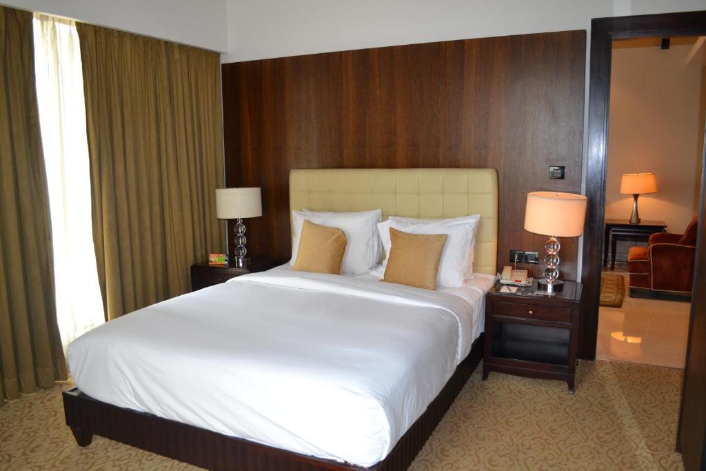Апартаменты (Two-Bedroom Superior Apartment with kitchenette) отеля Oakwood Premier Prestige-UB City, Бангалор