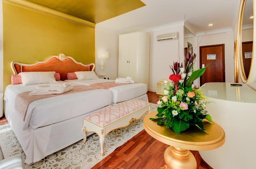 Двухместный (Улучшенный двухместный номер с 2 отдельными кроватями и видом на район Шиаду) отеля Hotel Borges Chiado, Лиссабон