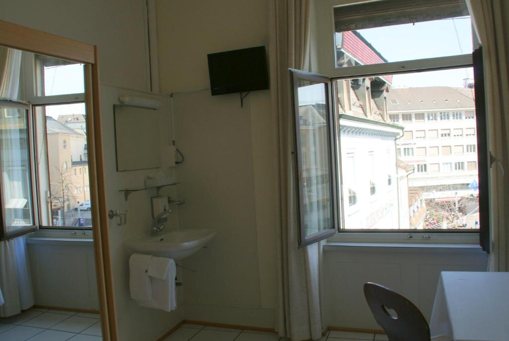 Одноместный (Одноместный номер с общей ванной комнатой) отеля Hotel Stadthof, Базель