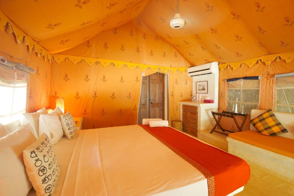 Номер (Luxury A/C Double Room Tent) курортного отеля Dolphin Beach Resort, Калпития