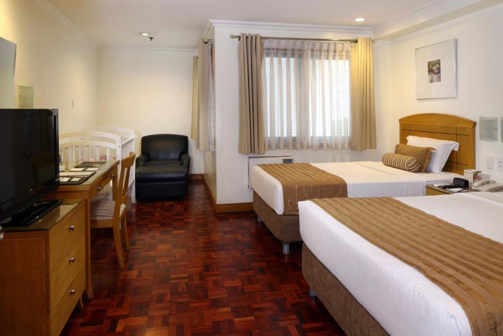 Сьюит (Люкс с 1 спальней и балконом) отеля City Garden Suites, Манила