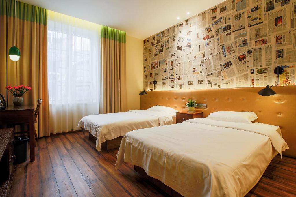 Двухместный (Двухместный номер Делюкс с 2 отдельными кроватями - 1.0) отеля Kaiyue International Hostel, Циндао