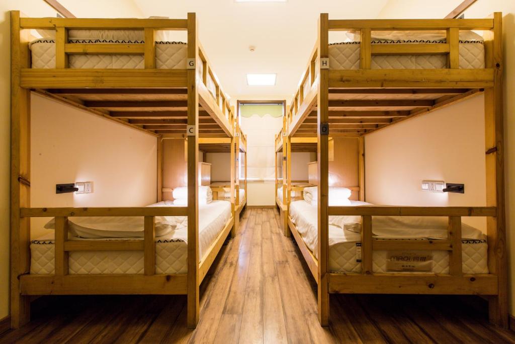 Номер (8 - Односпальная кровать в общем номере (весь срок проживания)) отеля Kaiyue International Hostel, Циндао