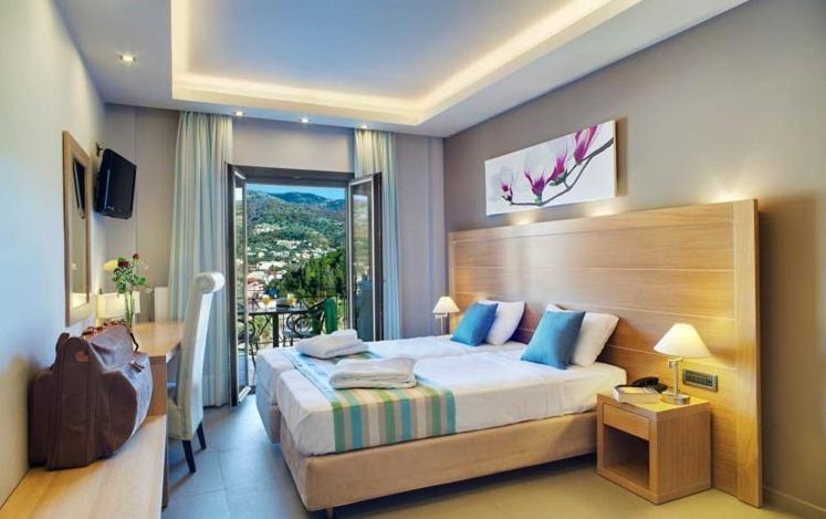 Двухместный (Двухместный номер с 1 кроватью или 2 отдельными кроватями и частичным видом на море) отеля Hotel Filakas, Сивота