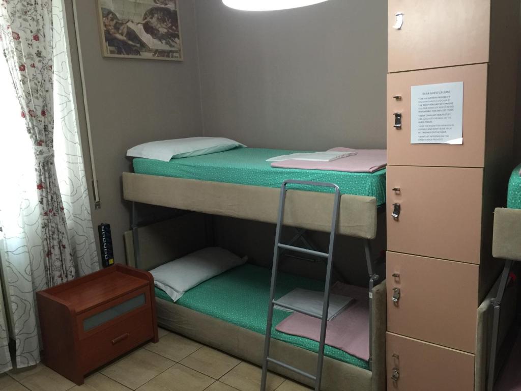Номер (Кровать в 4-местной общей спальне смешанного типа с отдельной ванной комнатой) хостела Rome City Hostel, Рим