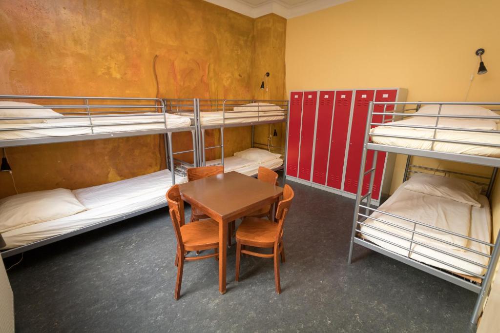 Номер (Шестиместная спальня с общей ванной комнатой), Hostel Alex 30