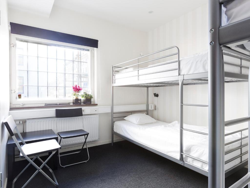 Четырехместный (Улучшенный четырехместный номер с собственной ванной комнатой) хостела Stockholm Hostel, Стокгольм
