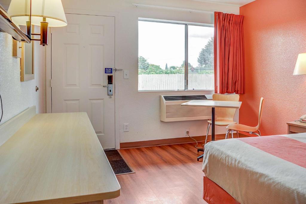 Двухместный (Номер с кроватью размера «queen-size» - Подходит для гостей с ограниченными физическими возможностями) отеля Motel 6-Portland, OR - Central, Портленд
