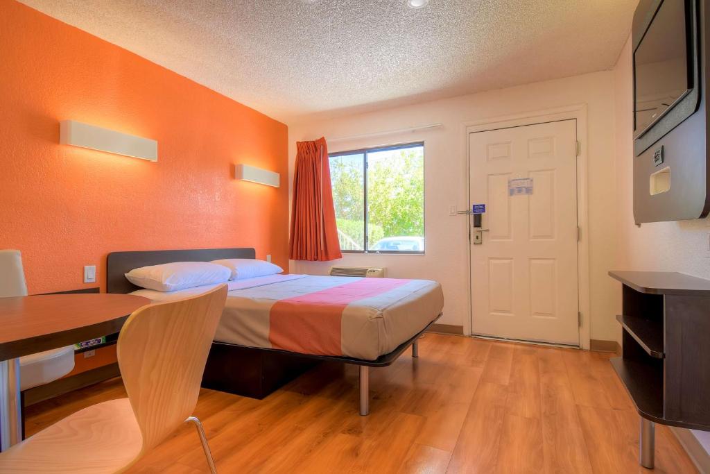 Двухместный (Номер с кроватью размера «queen-size»), Motel 6-Las Vegas, NV - I-15