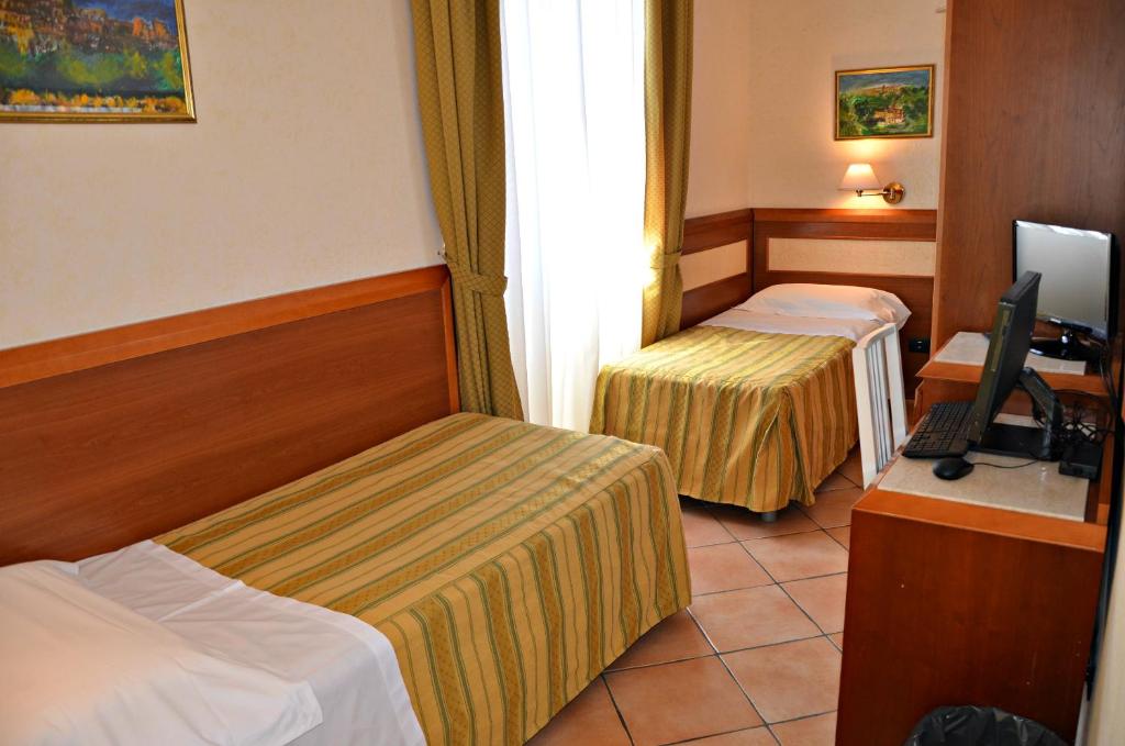 Двухместный (Стандартный двухместный номер с 2 отдельными кроватями) отеля Hotel Mia Cara, Флоренция