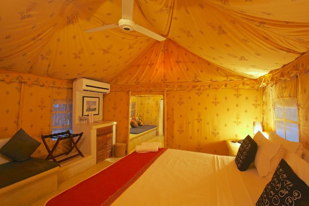 Номер (Luxury A/C Family Room Tent) курортного отеля Dolphin Beach Resort, Калпития