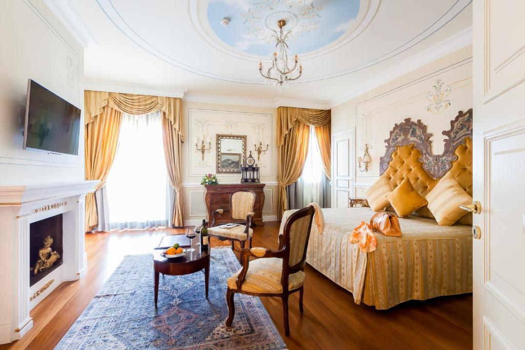 Сьюит (Президентский люкс с террасой и видом на площадь) отеля Grand Hotel Ritz, Рим