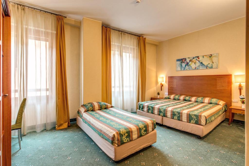 Трехместный (Двухместный номер с двуспальной кроватью и дополнительной кроватью) отеля Hotel Plinius, Комо