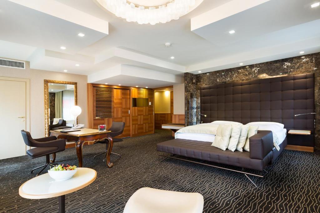 Сьюит (Улучшенный люкс) отеля Hotel St.Gotthard, Цюрих