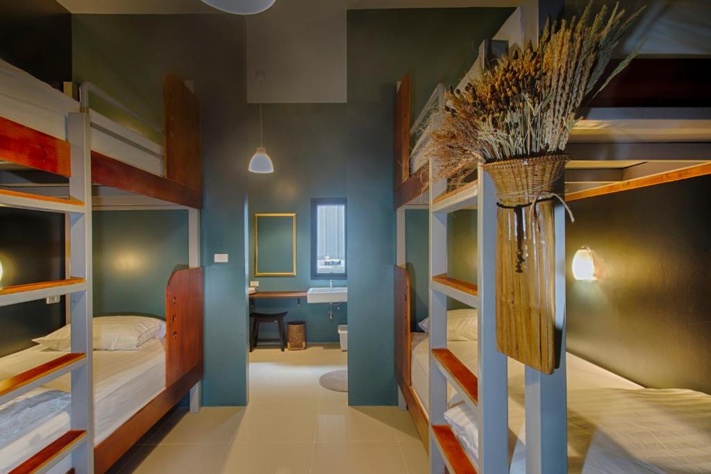 Номер (Спальное место на двухъярусной кровати в общем номере для мужчин и женщин) хостела Hom Hostel & Cooking Club, Бангкок