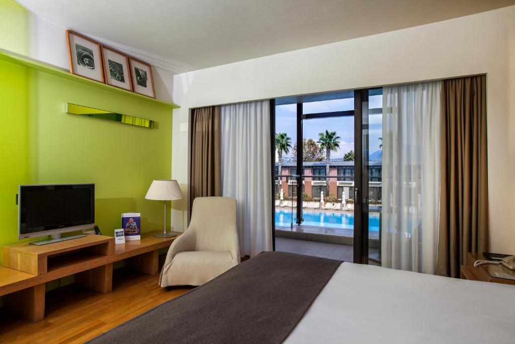 Двухместный (Улучшенный номер с видом на бассейн) отеля Hotel Nikopolis, Салоники