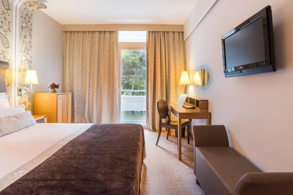 Двухместный (Классический номер с французской кроватью и балконом — Со стороны парка) отеля Meliá Coral - Только для взрослых, Умаг
