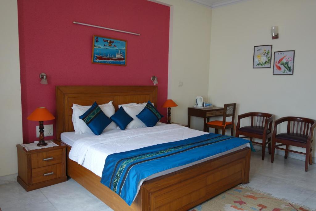 Двухместный (Улучшенный двухместный номер с 1 кроватью) отеля SABS Bed and Breakfast, Нью-Дели