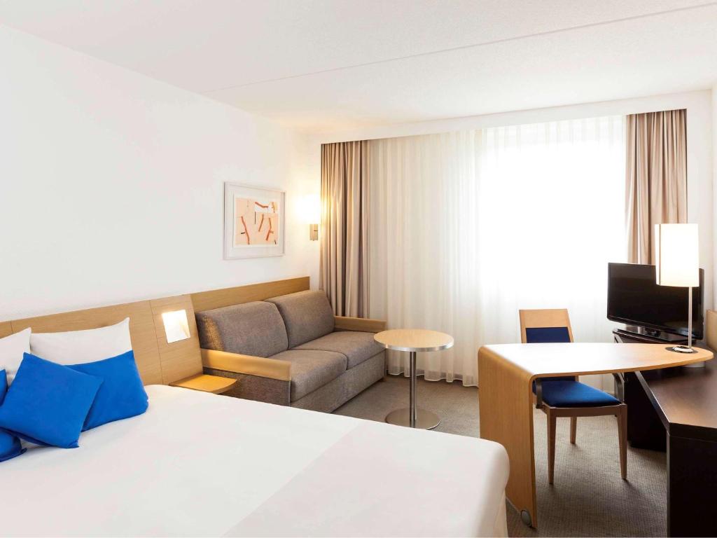 Двухместный (Улучшенный номер с 1 двуспальной кроватью и диваном) отеля Novotel Brussels Airport, Дигем