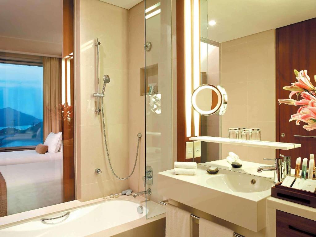 Сьюит (Представительский люкс «Премьер» с кроватью размера «king-size») отеля Novotel Citygate Hong Kong, Гонконг (город)