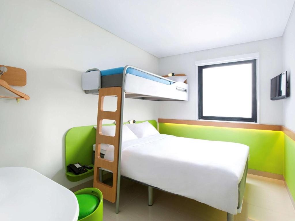 Трехместный (Standard 1 Double Bed and 1 Bunk Bed), Ibis Budget Jakarta Daan Mogot