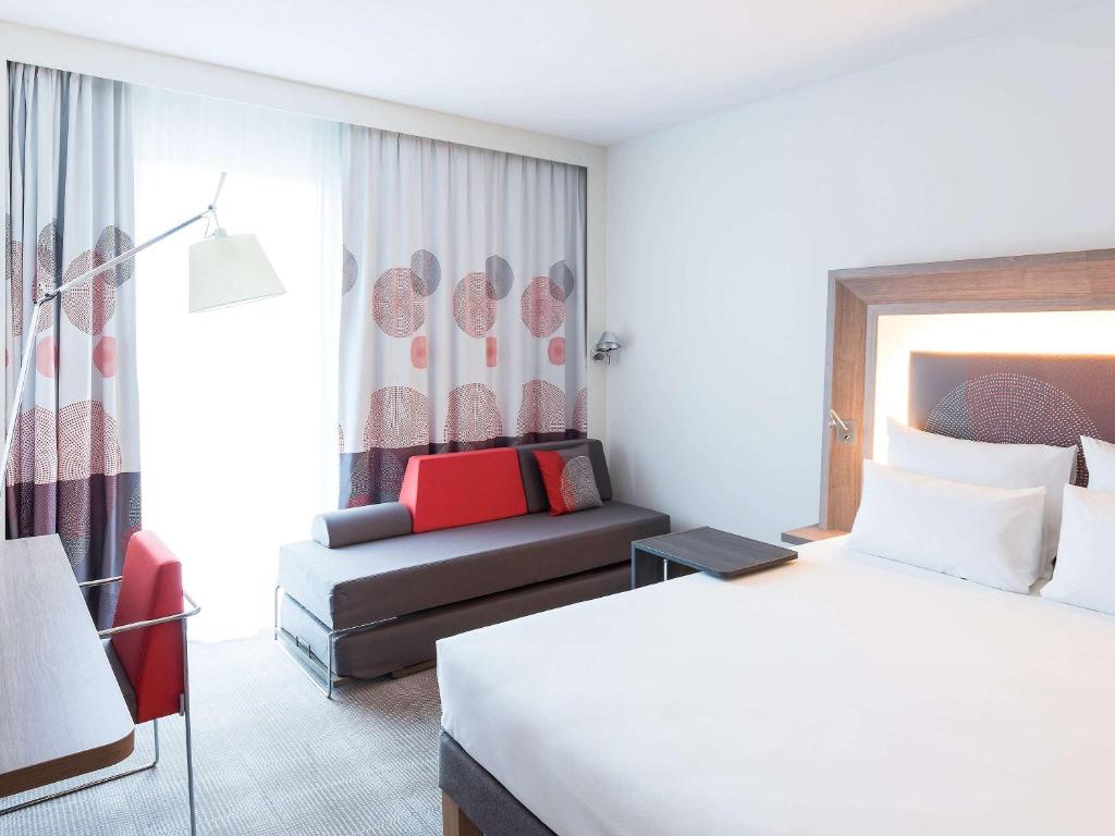 Двухместный (Standard Room with Double Bed and One Sofa Bed), Novotel Amsterdam Schiphol Airport