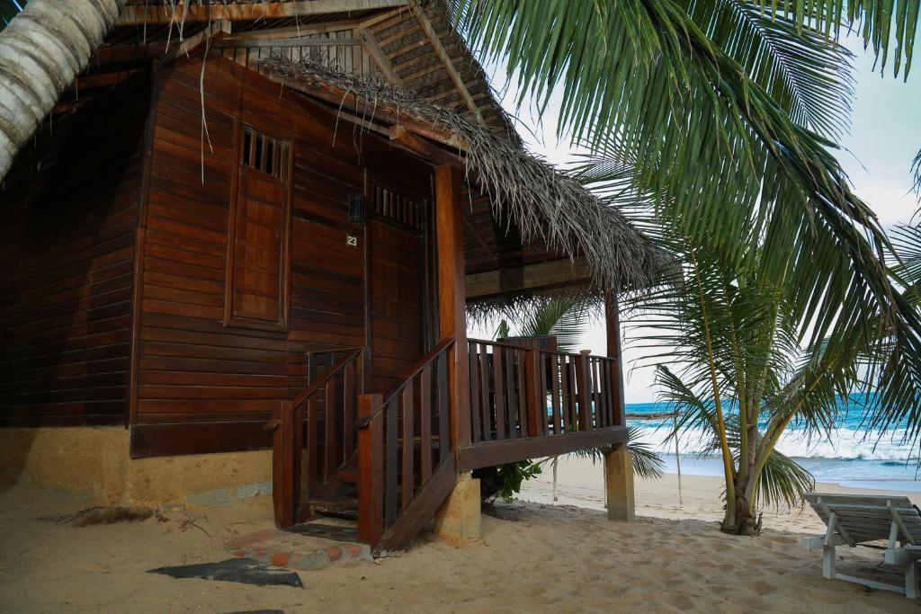 Двухместный (Коттедж Делюкс на пляже) отеля Ganesh Garden Beach Cabanas, Тангалла