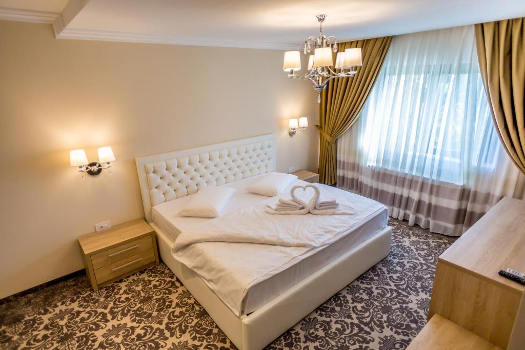 Двухместный (Улучшенный номер с кроватью размера «king-size») отеля J'adore Boutique Hotel, Тимишоара