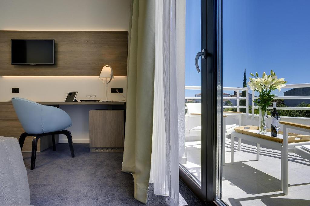Двухместный (Улучшенный двухместный номер с 1 кроватью или 2 отдельными кроватями и террасой) отеля Residence Rovinj&, Ровинь