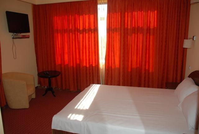 Двухместный (Номер с кроватью размера «king-size») отеля Hotel Coliseum, Крайова