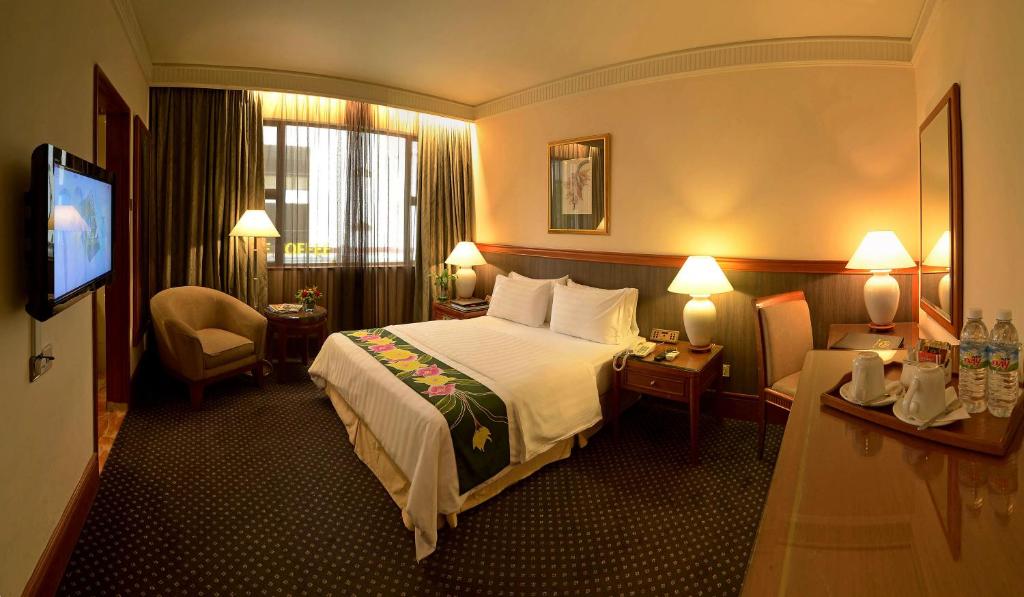 Двухместный (Специальное предложение — Улучшенный двухместный номер с 1 кроватью) отеля The Jesselton Hotel, Кота-Кинабалу