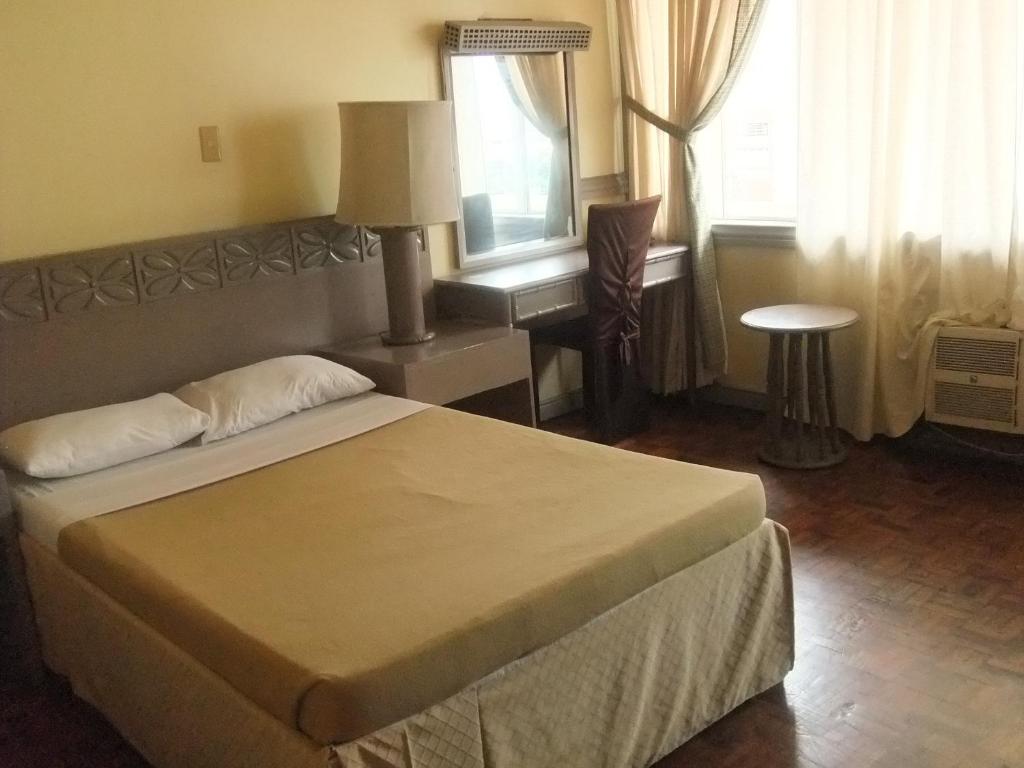 Двухместный (Улучшенный двухместный номер с 1 кроватью или 2 отдельными кроватями) отеля Manila Manor Hotel, Манила