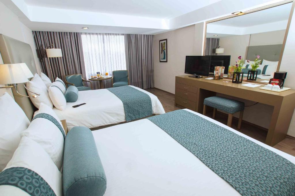 Четырехместный (Улучшенный двухместный номер с 2 двуспальными кроватями) отеля Best Western PLUS Gran Hotel Morelia, Морелия