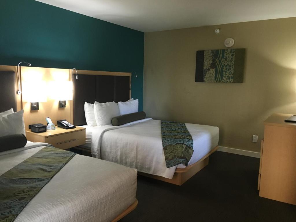 Двухместный (Номер с 2 кроватями размера «queen-size» – Для некурящих) отеля Best Western Plus South Coast Inn, Санта-Барбара