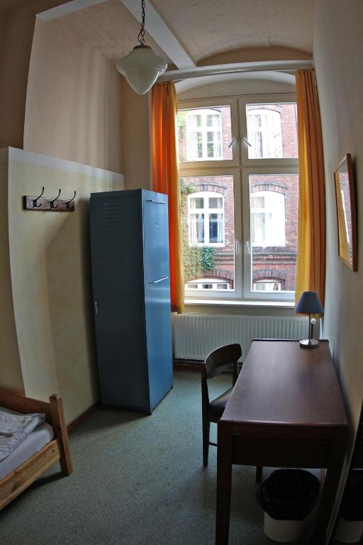 Двухместный (Двухместный номер с 2 отдельными кроватями и общей ванной комнатой) отеля Die Fabrik - baxpax Hotel, Берлин