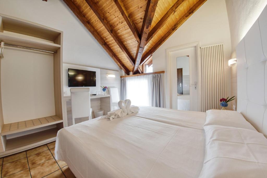 Двухместный (Двухместный номер с 1 кроватью, вид на озеро) отеля Hotel Gottardo Garni & Osteria, Локарно