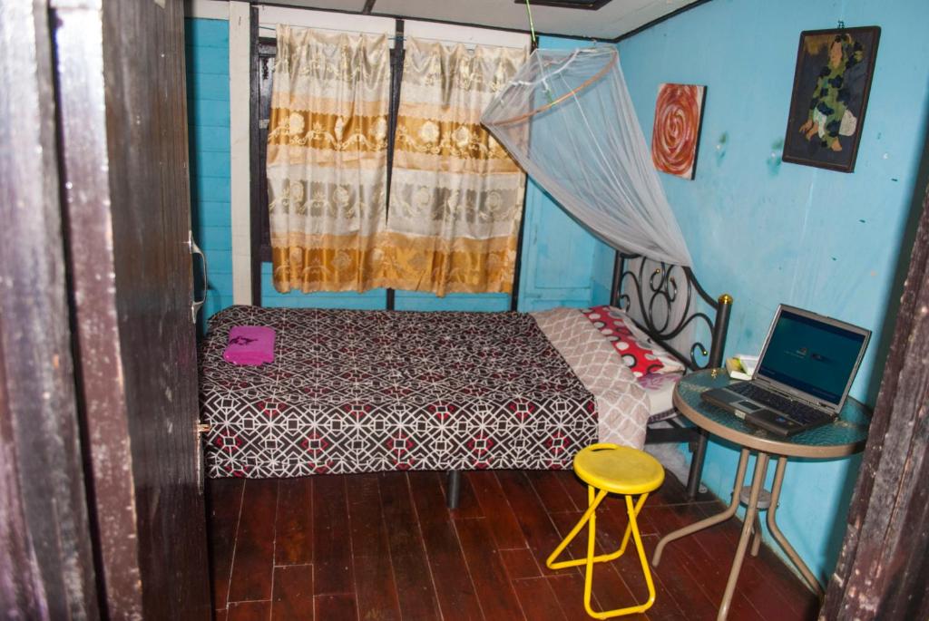 Одноместный (Одноместный номер с вентилятором и общей ванной комнатой) гостевого дома New Phiman Riverview Guesthouse, Бангкок