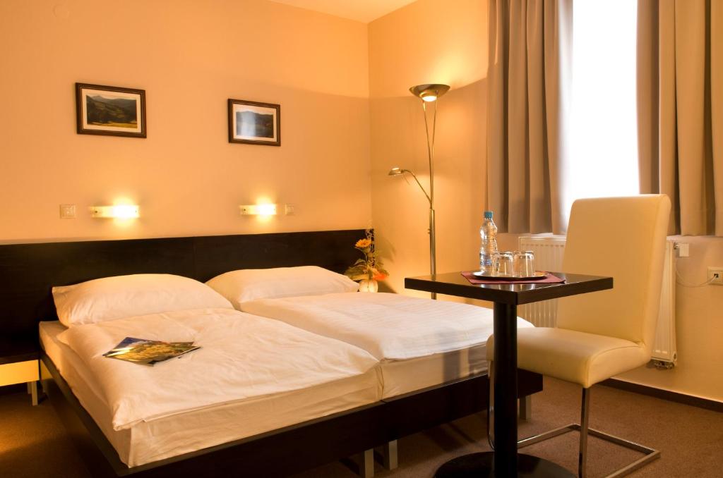 Двухместный (Классический двухместный номер с 1 кроватью или 2 отдельными кроватями) отеля Franko hotel, Зволен