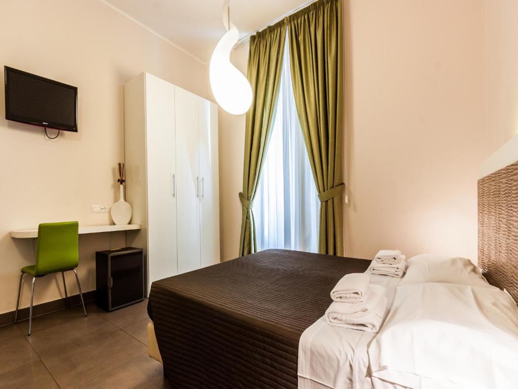 Двухместный (Небольшой двухместный номер с французской кроватью) гостевого дома Maison Trevi, Рим