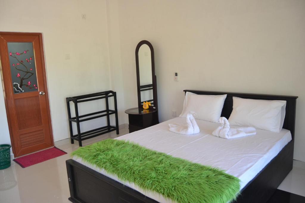 Трехместный (Улучшенный трехместный номер) семейного отеля Sigiriya Camellia Home Stay, Сигирия