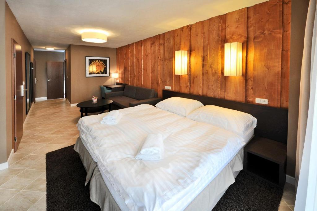 Двухместный (Улучшенный двухместный номер с 1 кроватью - Дополнительное здание) курортного отеля Via Jasna Wellness Apartments, Липтовски-Микулаш