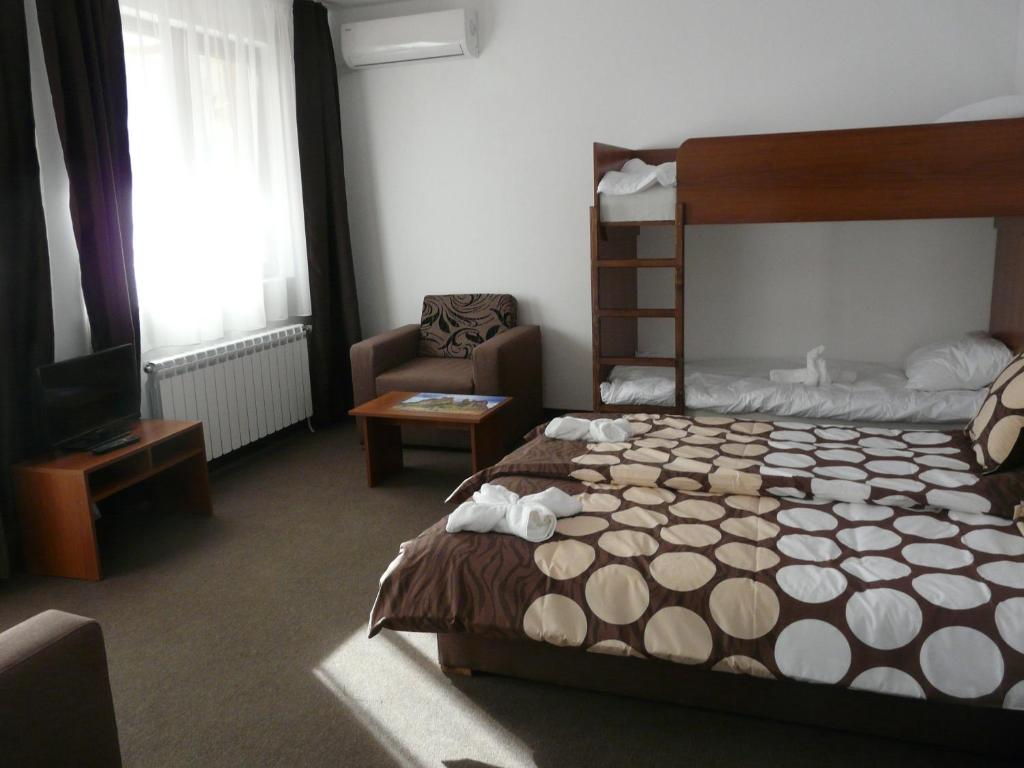 Двухместный (Двухместный номер с двухъярусной кроватью и балконом (для 2 взрослых и 2 детей)) гостевого дома Yuliya Guest House, Сапарева-Баня