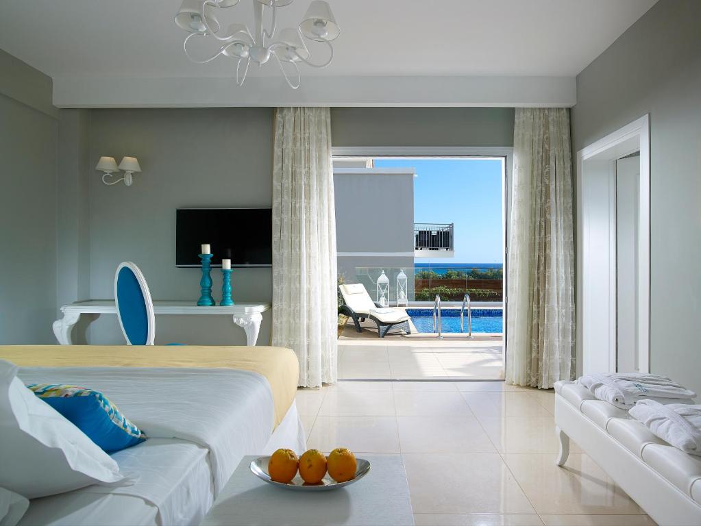 Сьюит (Суперлюкс с собственным бассейном и видом на сад) отеля Anemos Luxury Grand Resort, Георгиуполис