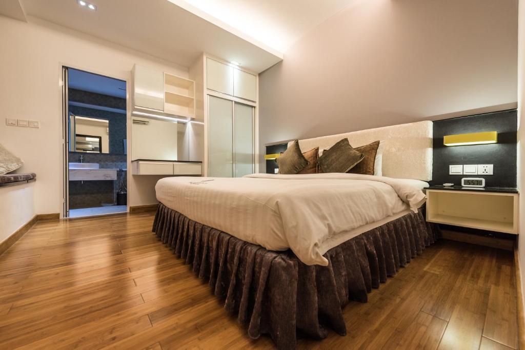 Сьюит (Three bedroom Suites) отеля Naki Suites @ Silvertown, Пномпень
