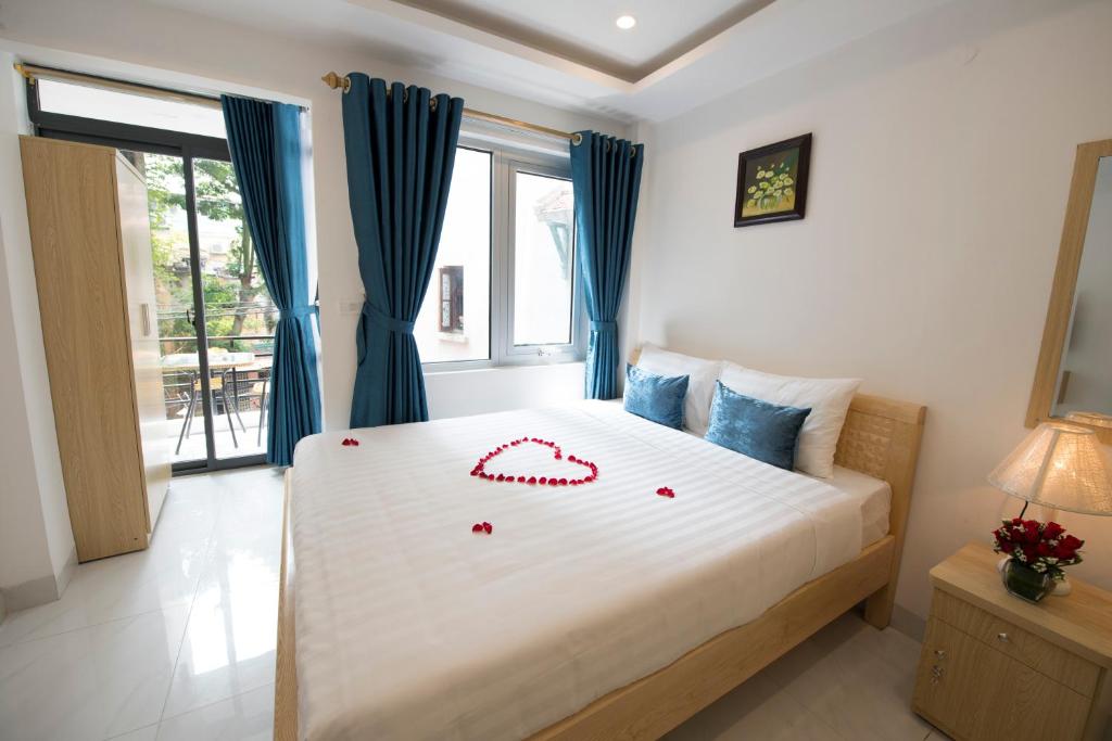 Двухместный (Двухместный номер Делюкс с 1 кроватью или 2 отдельными кроватями и балконом) отеля Ha Noi Holiday Center Hotel, Ханой