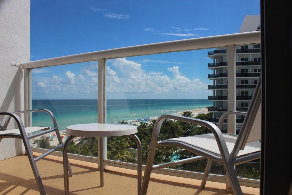 Двухместный (Номер с кроватью размера «king-size» и видом на океан — Для некурящих) курортного отеля Best Western Plus Atlantic Beach Resort, Майами-Бич