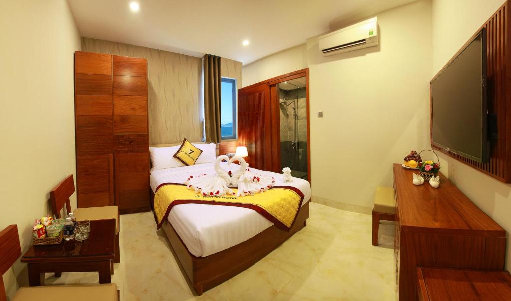 Двухместный (Улучшенный двухместный номер с 1 кроватью) отеля Vy Thuyen Hotel, Дананг